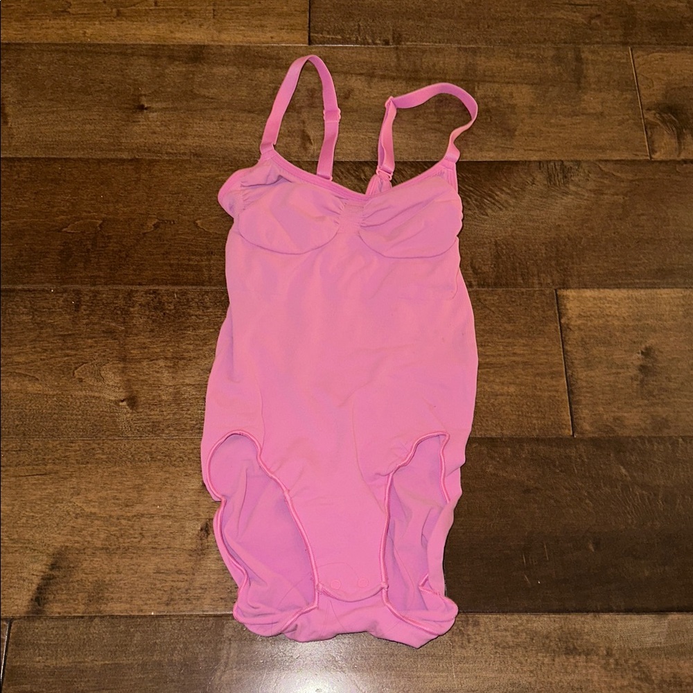 SKIMS SEAMLESS SCULPT BRIEF BODYSUIT LIMITED EDITION: NEON ORCHID S/M - Picture 6 of 13
